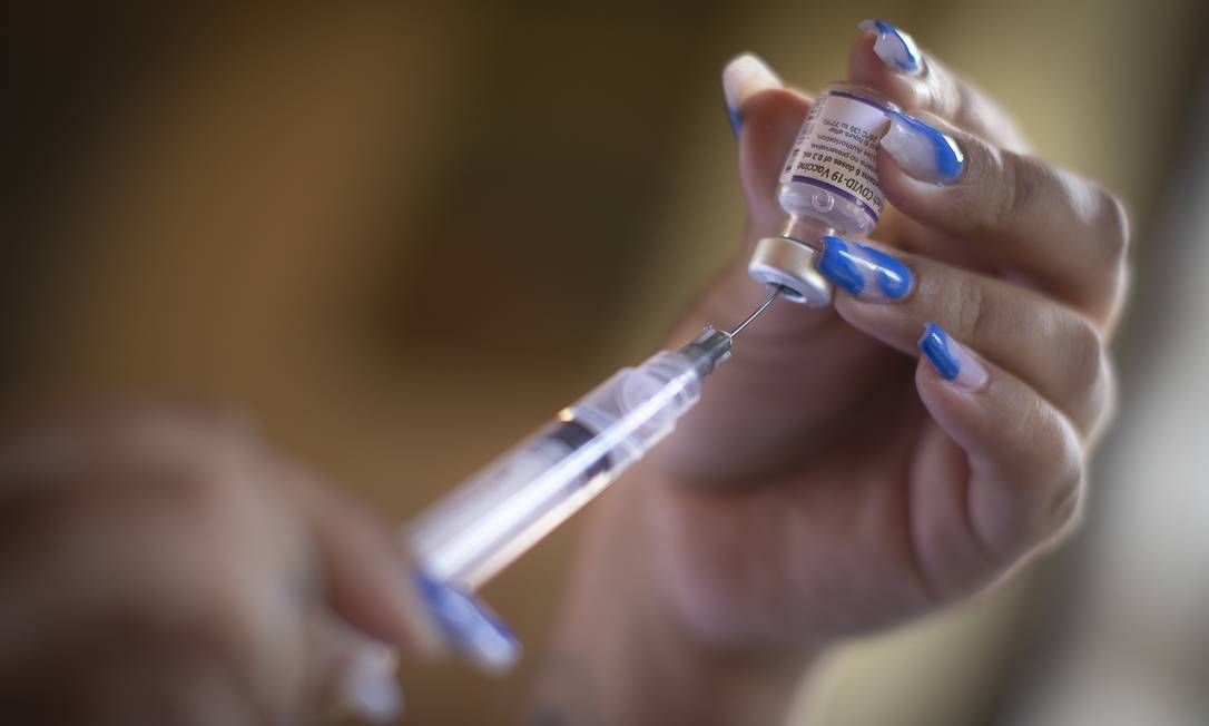O que se sabe sobre o adiantamento da segunda dose contra a Covid-19 no Brasil